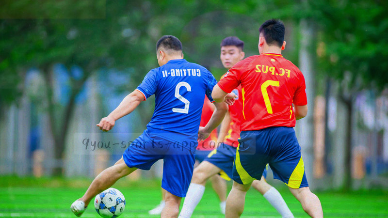 运动员高速冲刺瞬间，背景为球场灯光